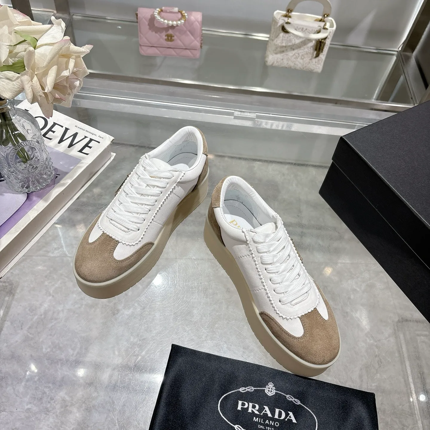👟👟Ex-factory price 540👟👟 Prada 25 new thick-soled casual sneakers. This sneaker continues the timeless silhouette and is a new classic item. Crafted from leather to enhance style. The style is light, with a triangle buckle logo and a 5CM thick sole. It is suitable for all seasons and can be matched with all kinds of casual styles. In an era where various styles are full of attention, the most long-term companion and the one that captures people's hearts bit by bit is undoubtedly the white shoe. Fabric: Cowhide Lining: Sheepskin Outsole: Original TPU two-color outsole Sole thickness: 5CM Size female 35-40